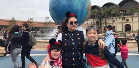 Ibu dan 2 anak sedang liburan ke Disney Jepang